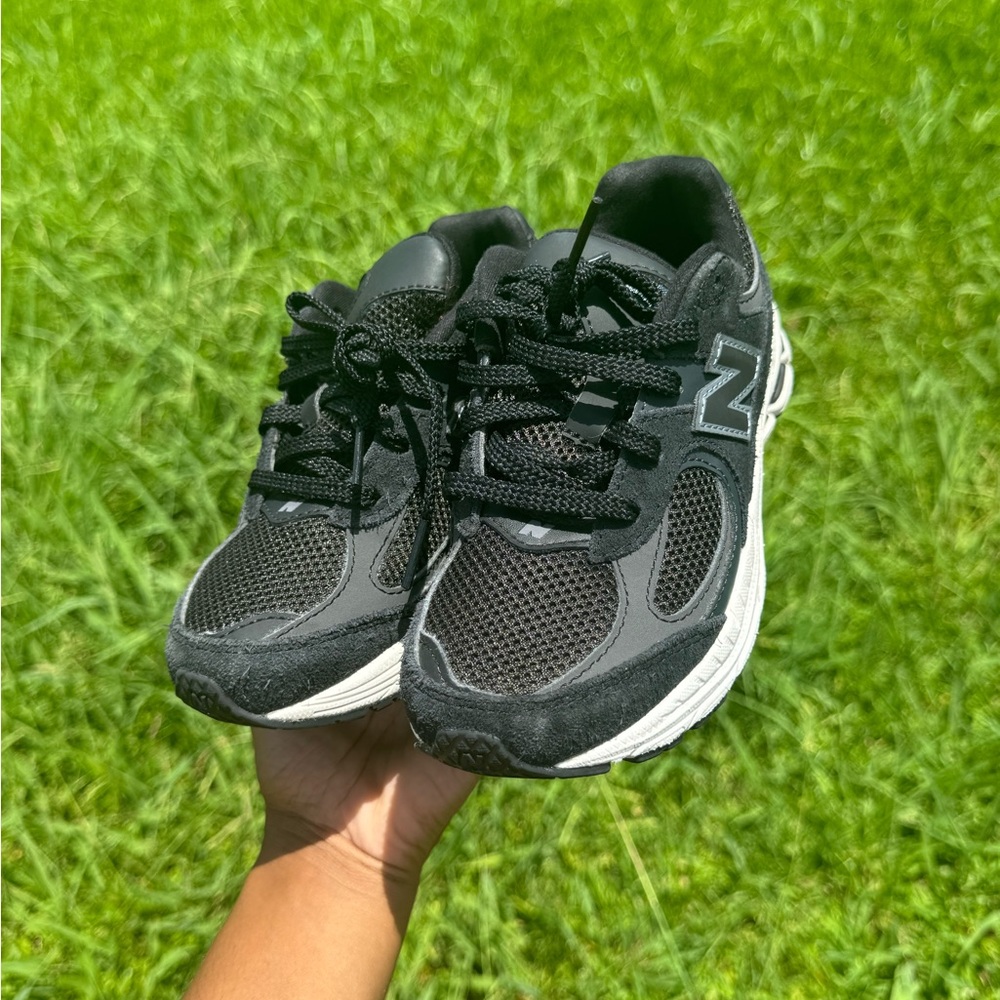 New Balance Black and White Athletic Shoes - Picture 4 of 7